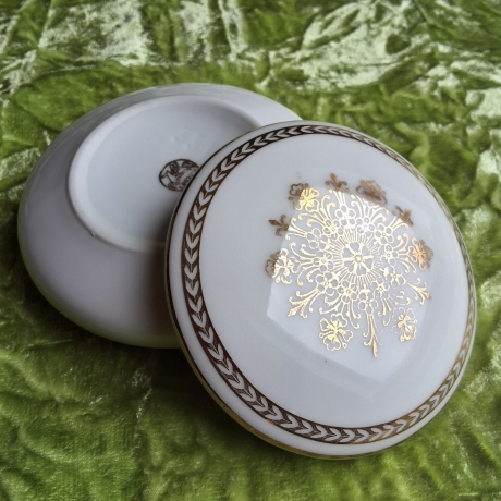 Schneeflockenzauber. Filigrane Goldornamentik. Goldrand.