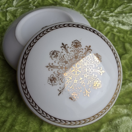 Schneeflockenzauber. Filigrane Goldornamentik. Goldrand.