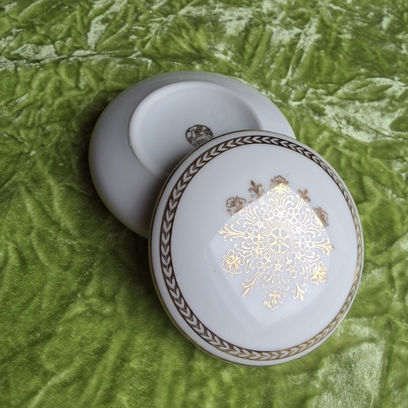 Schneeflockenzauber. Filigrane Goldornamentik. Goldrand.