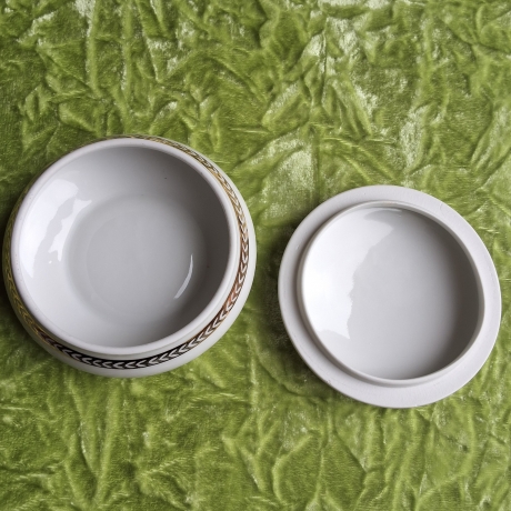 Schneeflockenzauber. Filigrane Goldornamentik. Goldrand.