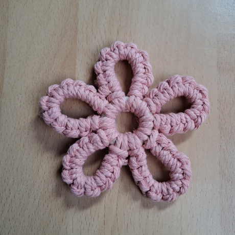 Makramee- Blüte, 9 cm, verschied, Farben, Handarbeit