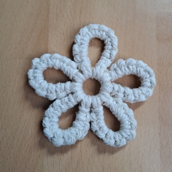 Makramee- Blüte, 9 cm, verschied, Farben, Handarbeit