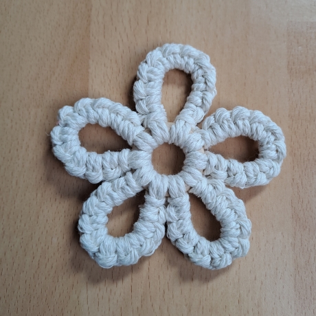 Makramee- Blüte, 9 cm, verschied, Farben, Handarbeit