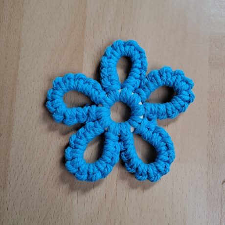 Makramee- Blüte, 9 cm, verschied, Farben, Handarbeit