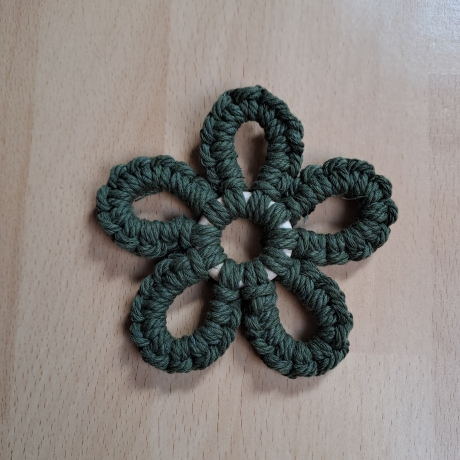 Makramee- Blüte, 9 cm, verschied, Farben, Handarbeit