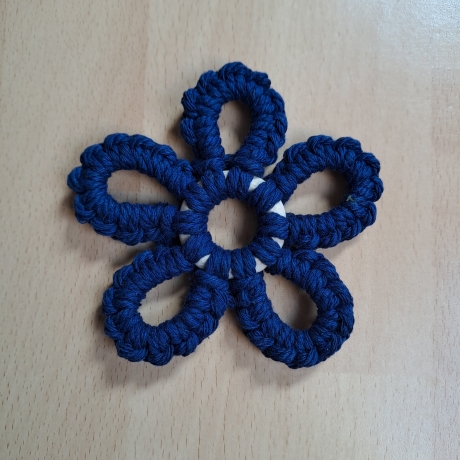 Makramee- Blüte, 9 cm, verschied, Farben, Handarbeit