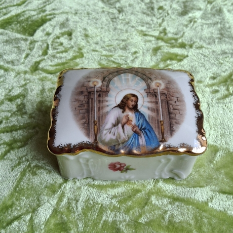 Religiös-symbolische Porzellankunst. Jesus mit flammenden Herz.