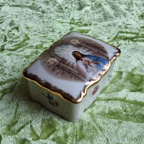 Religiös-symbolische Porzellankunst. Jesus mit flammenden Herz.