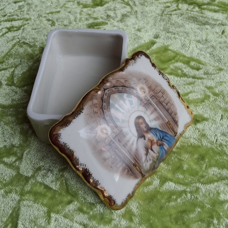 Religiös-symbolische Porzellankunst. Jesus mit flammenden Herz.