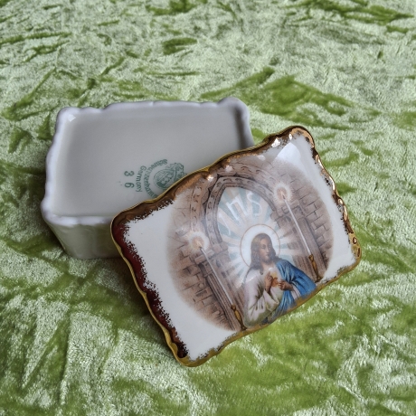 Religiös-symbolische Porzellankunst. Jesus mit flammenden Herz.