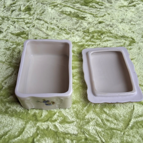 Religiös-symbolische Porzellankunst. Jesus mit flammenden Herz.