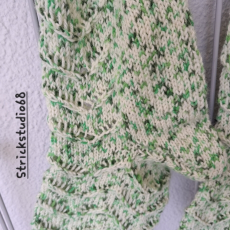 Socken - Gr.36/37 - handgestrickt - Lochmuster - grün/ weiß