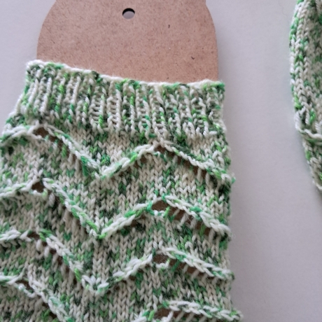 Socken - Gr.36/37 - handgestrickt - Lochmuster - grün/ weiß