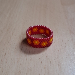Ring aus Miyuki Delicas, rot Blümchen, Handarbeit