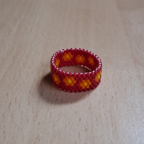 Ring aus Miyuki Delicas, rot Blümchen, Handarbeit