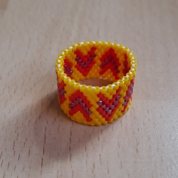 Ring aus Miyuki Delicas, gelb/rot, Handarbeit