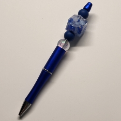 blauer Perlen Kugelschreiber schwarz schreibend