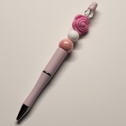 rosa Perlen Kugelschreiber schwarz schreibend