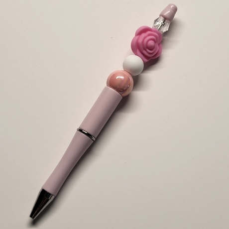 rosa Perlen Kugelschreiber schwarz schreibend