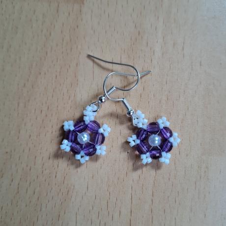 Ohrringe aus Perlen, lila/weiß, Handarbeit