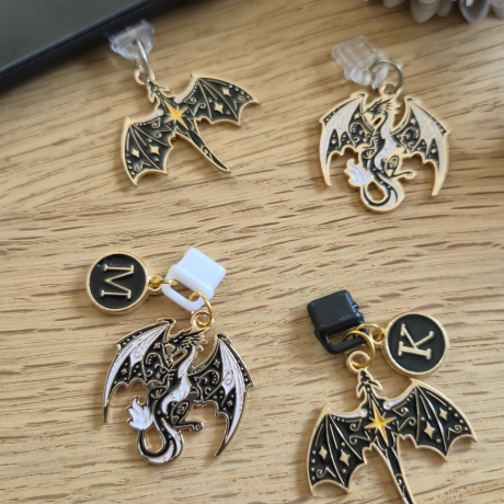 Personalisierbarer Charm für E-Reader und Handy mit Drachen