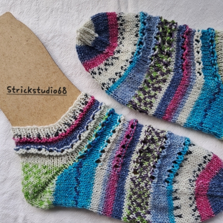 Sneaker-Socken Gr. 36/37 mit Lochmuster - Streifen - helle Farben
