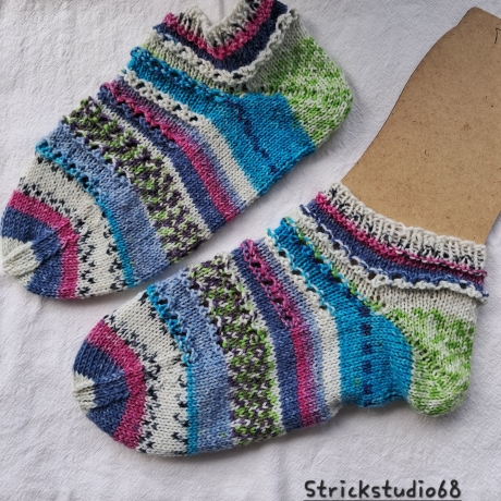 Sneaker-Socken Gr. 36/37 mit Lochmuster - Streifen - helle Farben