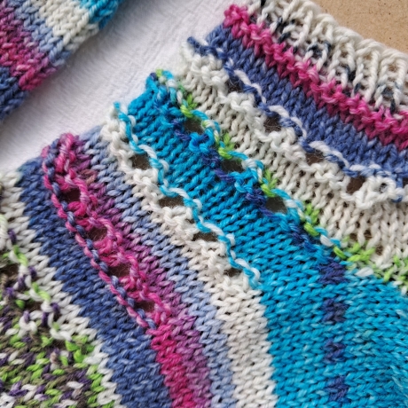 Sneaker-Socken Gr. 36/37 mit Lochmuster - Streifen - helle Farben