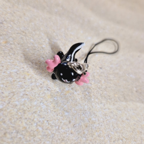 Handyanhänger Axolotl schwarz Geschenkidee 