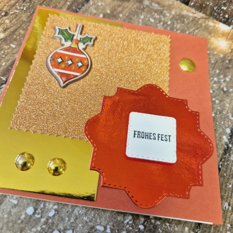 Weihnachtskarte mit Weihnachtskugel