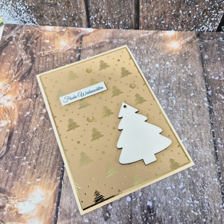 Weihnachtskarte mit Tannenbaum aus Holz