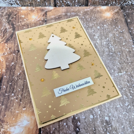 Weihnachtskarte mit Tannenbaum aus Holz