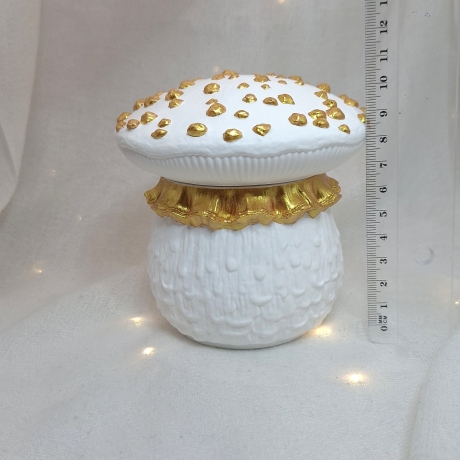 weiße Fliegenpilz-Dose mit goldenen Akzenten