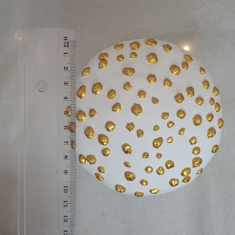 weiße Fliegenpilz-Dose mit goldenen Akzenten