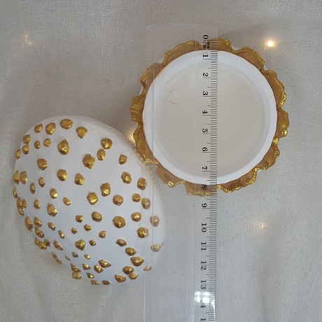 weiße Fliegenpilz-Dose mit goldenen Akzenten