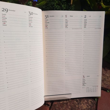 Kalender 2027 – 12x17cm, handgefertigt, Wochenübersicht, Prägung
