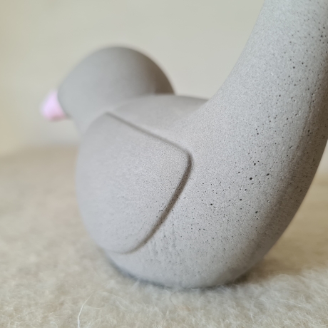Design Vögelchen schlicht aus Beton / Vogel mit rosa Schnabel