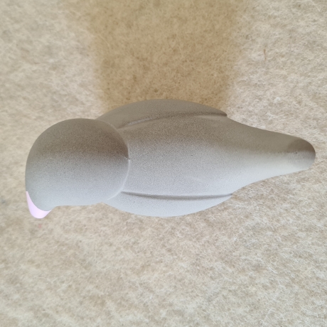 Design Vögelchen schlicht aus Beton / Vogel mit rosa Schnabel