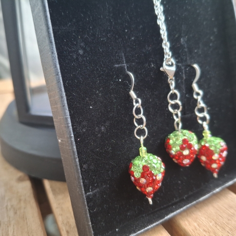 Schmuckset, Kette und Ohrringe,  Erdbeeren 