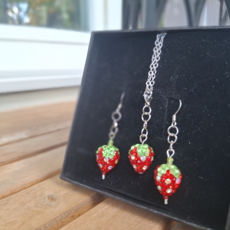 Schmuckset, Kette und Ohrringe,  Erdbeeren 