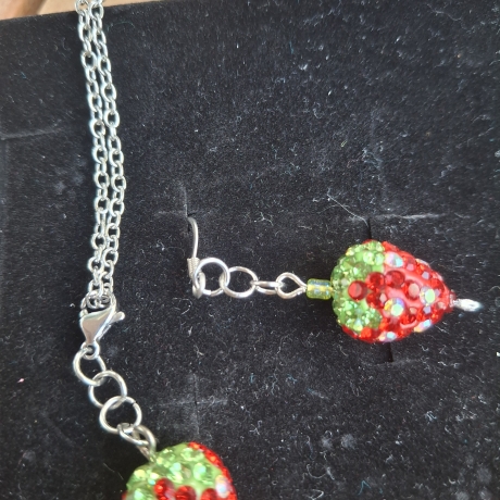 Schmuckset, Kette und Ohrringe,  Erdbeeren 