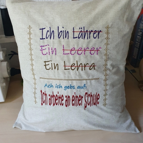 DreamEmbroid Lehrer - Stickdatei in zwei Größen