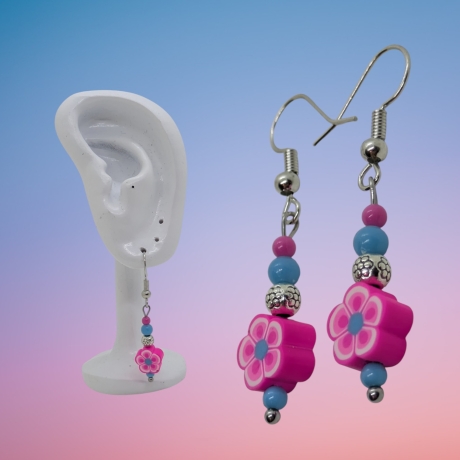 Kreative Hängeohrringe mit Blumenmuster