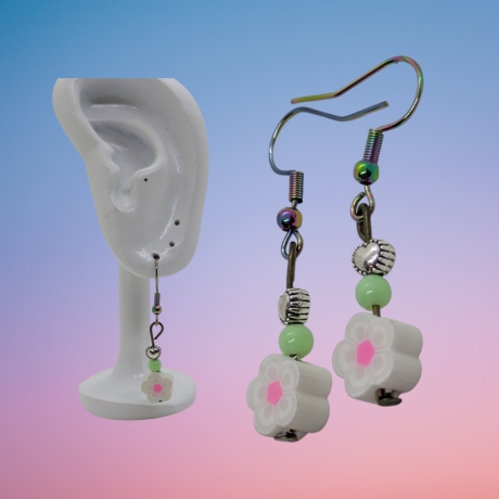 Kreative Hängeohrringe mit Blumenmuster