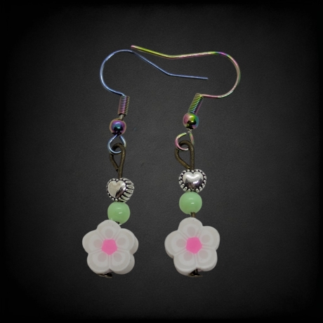 Kreative Hängeohrringe mit Blumenmuster