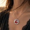 Mondlicht in Rot – handgefertigtes Moon Amulett mit Bergkristall