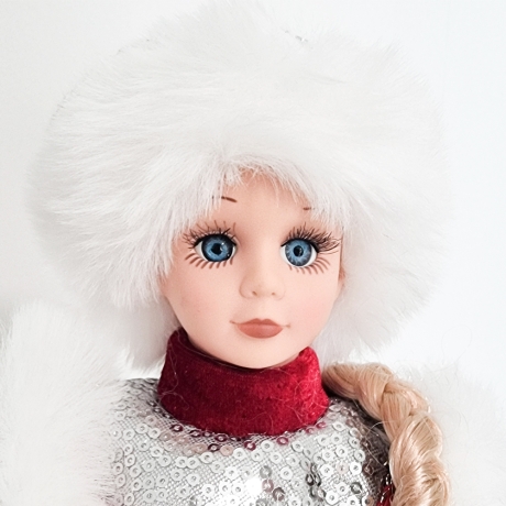 Schneeprinzessin mit Geschenkefach, burgunderfarben,