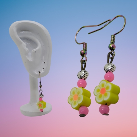 Kreative Hängeohrringe mit Blumenmuster