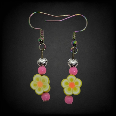 Kreative Hängeohrringe mit Blumenmuster