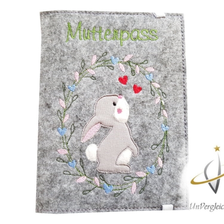 Mutterpasshülle *Hase im Kranz* Namensbestickung möglich